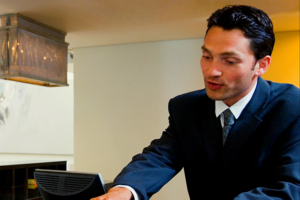 CONDOMÍNIOS: OS RISCOS DA CONTRATAÇÃO DE FUNCIONÁRIOS E EXIGÊNCIAS LEGAIS