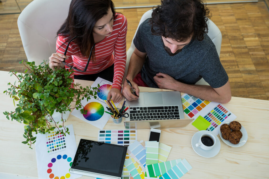 Designer escolhendo cores para um projeto de decoração do seu apartamento. 