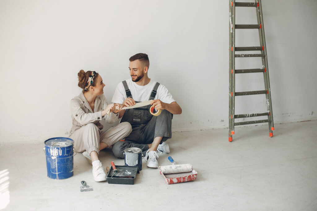 Casal descansando após começar a decoração do seu apartamento.