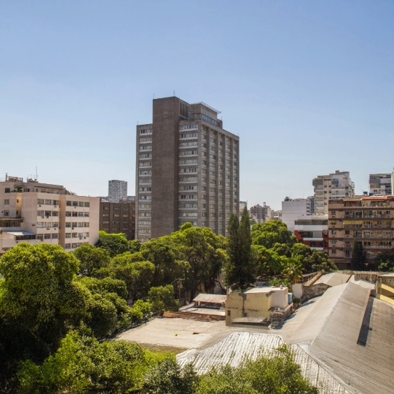 Morar sozinho em Porto Alegre.