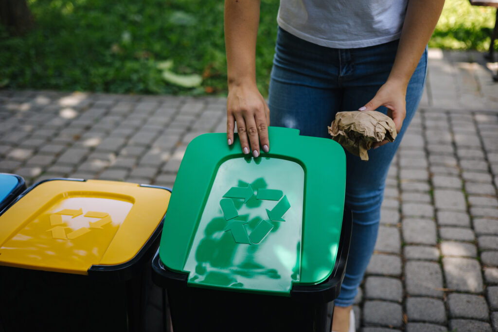Moradores realizando o descarte correto de resíduos recicláveis na coleta seletiva em casa e no condomínio condomínio