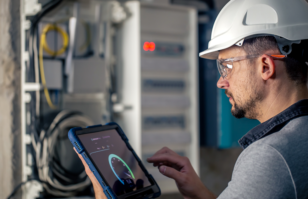 Profissional analisando projeto técnico para instalação de carregador elétrico em condomínio